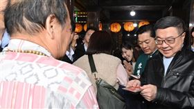 卓榮泰大年初三赴宜蘭發福袋行政院長卓榮泰（右）31日大年初三特別前往宜蘭縣補天宮、同安廟與永安宮等參拜祈福，並發送新春福袋向民眾拜年。（行政院提供）中央社記者沈如峰宜蘭縣傳真  114年1月31日