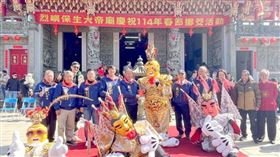 ▲金門縣烈嶼鄉保生大帝廟慶祝農曆蛇年春節，從大年初一（29日）開始，一連3天舉辦「擲筊送轎車」的活動。（圖／翻攝畫面）