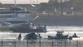美國一架搭載64人的客機29日晚間在雷根華盛頓國家機場附近與一架美軍黑鷹直升機相撞，雙雙墜入波多馬克河。（圖／美聯社／達志影像）