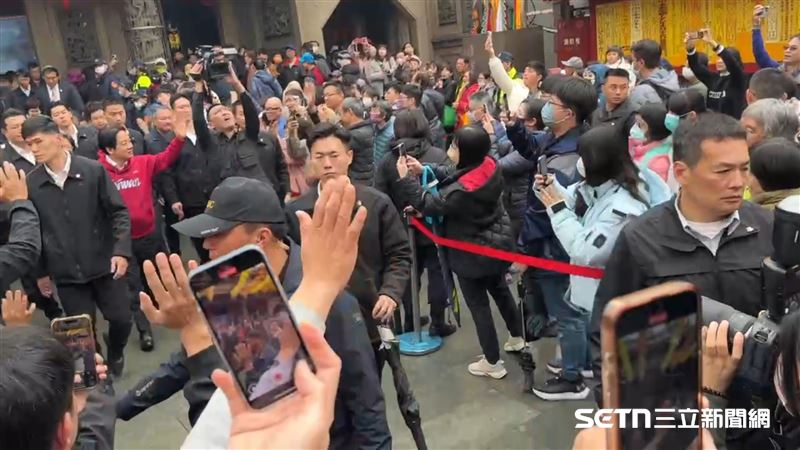 鹿港天后宮前就他舉手　獲賴清德讚：恭喜