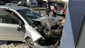 一家四口宜蘭走春，卻發生撞民宅事故。（圖／翻攝畫面）