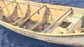 漂在加勒比海的漁船，被發現上面有19具屍體。（圖／翻攝自X＠LaserMike33）