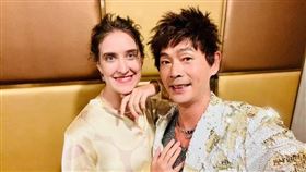 56歲男星黃品源去年3月宣布再婚俄羅斯美女鋼琴家艾琳（Alina）。（圖／翻攝自微博）