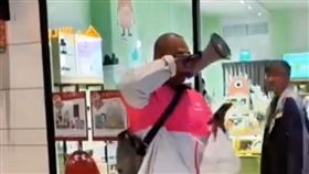 外送員拿出大聲公唱名，看起來相當無奈。（圖／翻攝自社會事新聞影音）