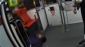 林女突然倒地，現場乘客一度不知如何是好。（圖／警方提供）