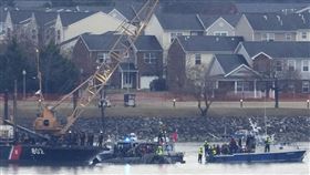 1月29日，美國一架客機在雷根華盛頓國家機場附近與一架美軍黑鷹直升機在空中相撞，美國總統川普證實，這起事件無人生還。（圖／美聯社／達志影像）