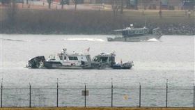 美國華府29日發生客機與美軍黑鷹直升機相撞意外，搜救人員在事故現場進行搜救。（圖／美聯社／達志影像）