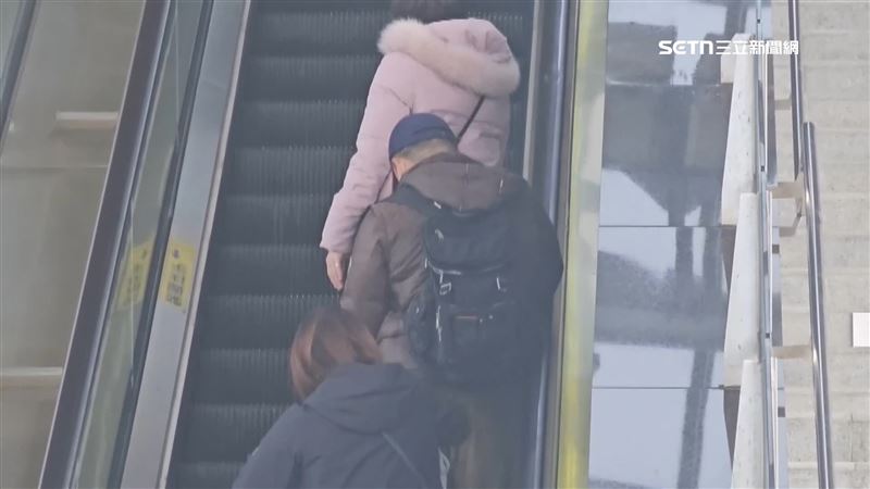 台北一名60歲劉姓退休教授,在捷運電扶梯目睹一名婦人跌倒,好心上前攙扶卻吃上官司,雙方最後以11萬達成和解。(示意圖/資料照)