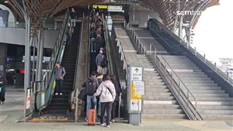 台鐵電扶梯突卡住　男摔倒「妻女成肉墊」