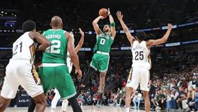 塞爾提克泰坦（Jayson Tatum）0秒高難度出手絕殺鵜鶘。（圖／翻攝自塞爾提克官方X）
