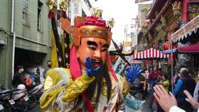 屏東都城隍廟發錢母  神尊與民眾擊掌屏東都城隍廟1日發放錢母，請來各式神尊與現場民眾擊掌、互動，現場喜氣洋洋。中央社記者黃郁菁攝  114年2月1日