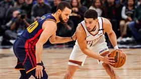 太陽布克（Devin Booker）與勇士柯瑞（Stephen Curry）對位。（圖／翻攝自太陽隊官方X）