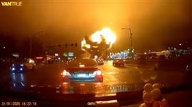 行車記錄器拍下墜機瞬間，場面相當駭人。（圖／翻攝畫面）