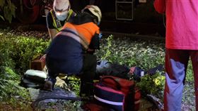 花蓮玉里自強號撞上自行車騎士，騎士身亡。（圖／翻攝畫面）