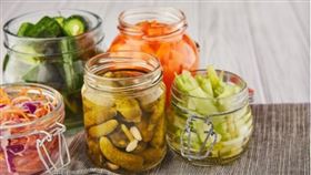 ▲台灣民眾習慣在年前開始準備醬菜醃製。（圖／CANVA製作）