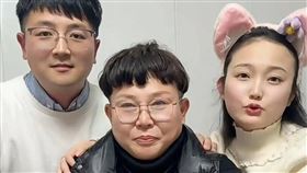 女網友上傳男友和母親的合照，感嘆自己像媳婦。(圖/翻攝微博)
