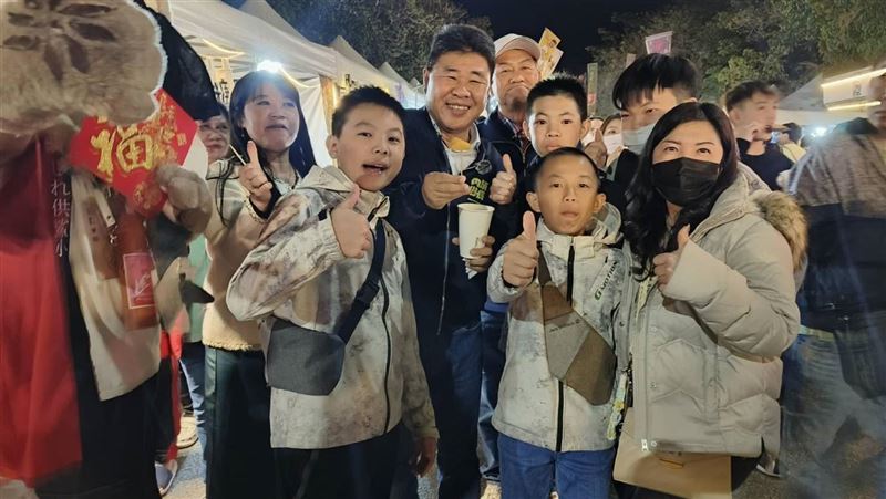 內埔過年超精彩！鄉長親陪逛年貨大街