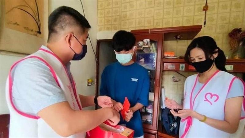 父重病母離家　13歲養子休學打工獨扛重擔