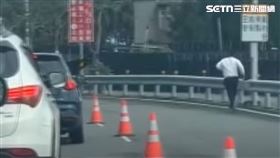 民眾跑百米借廁所解放，內急實在顧不了面子。（圖／翻攝畫面）
