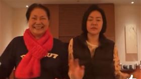 徐熙娣（右）昨晚拉著徐媽穿睡衣熱舞拍影片（圖／翻攝李屋屋啊微博）