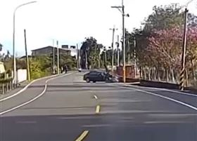 139線又撞！重機撞左轉轎車　插進副駕座(圖/翻攝畫面)