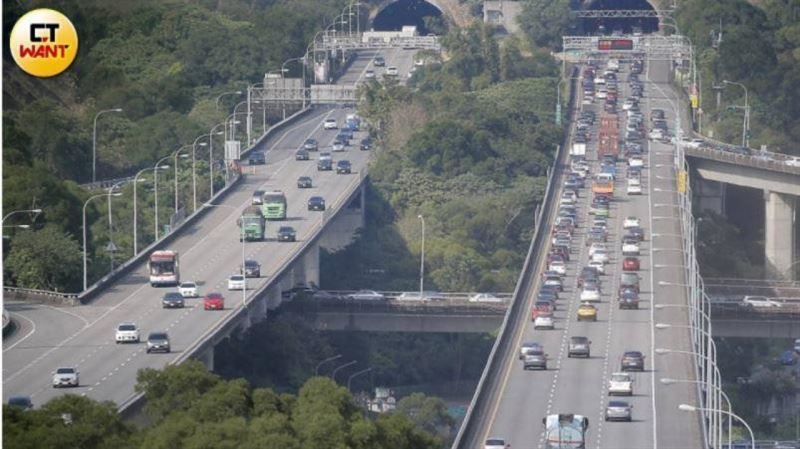 塞車憋7小時！媽血尿爸送醫　恐怖後果曝