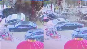 男孩鞭炮炸「整排豪車」。圖／微博