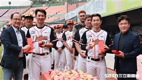 ▲統一獅春訓開訓典禮，總教練林岳平（右2）、首席教練高志綱（左2）領取新春紅包。（圖／記者劉彥池攝影）