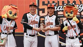 ▲統一獅春訓開訓典禮，外野手陳傑憲獲頒淬鍊獎。（圖／記者劉彥池攝影）