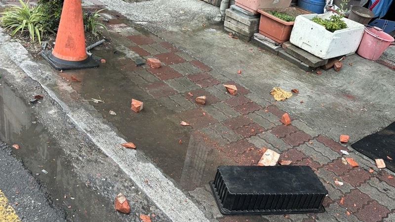 太狂！阿北「磚塊高樓下拋」人車走避