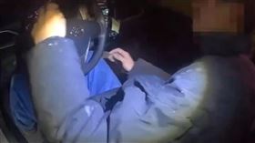 黃男喝茫直接在路上開到睡著，行為相當危險。（圖／警方提供）