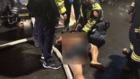 胡男抱著瓦斯桶點火，差點引發恐怖火警。（圖／警方提供）