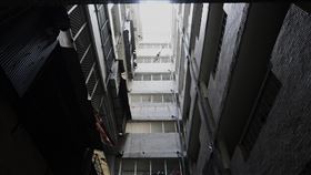 北市西寧大樓天井1982年完工的台北市西寧大樓位於忠孝橋旁，內有國宅，每戶坪數從12坪至24坪不等，圖為內部天井。中央社記者劉建邦攝  114年2月2日