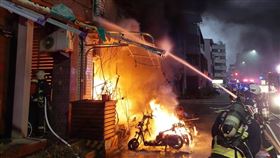 快訊／初五台中民宅騎樓大火！烈焰、濃煙猛竄　疑閒置機車釀災，圖／翻攝畫面