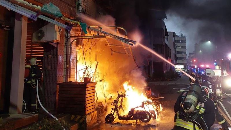 新／初五台中民宅騎樓大火！烈焰濃煙猛竄