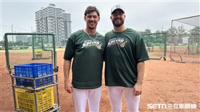 台鋼雄鷹新洋投艾速特（右）、石萬金（左）。（圖／記者蔡厚瑄攝影）