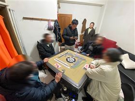 ▲一群賭客在年初三不睡覺，在非法賭場裡賭得正high，被警方破門逮補。（圖／翻攝畫面）