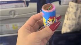 原po春節搭飛機「撿到鞭炮」。（圖／翻攝自「澎湃新聞」微博）