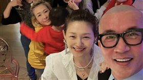 大S(前排左二)與具俊曄一家合照（圖／翻攝臉書）