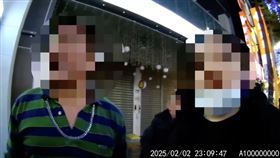 女子飲酒辱罵並推擠員警，萬華警立即逮捕展現公權力。（圖／翻攝畫面）