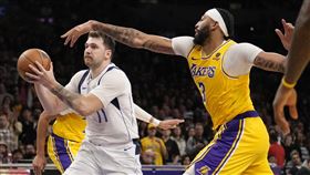 ▲東契奇（Luka Doncic）、戴維斯（Anthony Davis）互換東家，眾多NBA球星以為是愚人節玩笑。（圖／美聯社／達志影像）