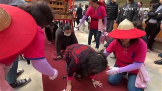 旱溪媽祖初五遶境百貨！民眾擠爆鑽轎祈福