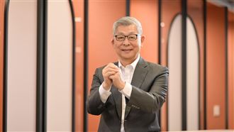 國泰金控股東會報捷，今年前五月調整後獲利已衝破 1,250 億元，超越去年全年水準。面對全球通膨與地緣政治逆風，經營層將獲利動能歸功於 AI 數位轉型與深耕綠色金融。儘管外在市場雜訊紛擾，國泰金控透過穩健的資產配置與多元布局，成功在動盪市況中展現強大韌性，穩居金融領航地位。圖為國泰金控董事長蔡宏圖。（圖／國泰金控）