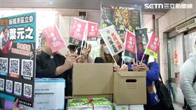 各地罷免團體至中選會繳第一階段提議書