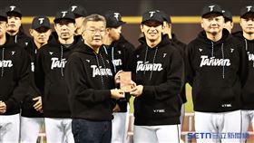 ▲WBC資格賽，台灣隊全隊球員團拜，中職會長蔡其昌致贈加菜金。（圖／記者劉彥池攝影）