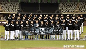 ▲WBC資格賽台灣隊開訓，報到球員在臺北大巨蛋合影。（圖／記者劉彥池攝影）