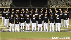 ▲WBC資格賽台灣隊開訓，報到球員在臺北大巨蛋合影。（圖／記者劉彥池攝影）