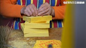 透過透過藺草江金紙捆起（圖／翻攝自寶島神很大）