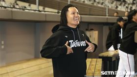 ▲WBC資格賽台灣隊開訓，張育成換了新的髒辮造型。（圖／記者劉彥池攝影）