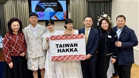 台灣團隊挑戰葛萊美  客家鄉親助陣洛杉磯僑胞、美國客家聯合會理事長李妙麗（右2）提供住家，招待入圍葛萊美獎的設計師李珮慈（左3）和樂團「一虎一虎」主唱賴予喬（中）、貝斯手鄭乃涵（左2）。（台灣書院提供）中央社記者林宏翰洛杉磯傳真  114年2月3日